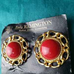 2/10$ Vintage Lady Remington gold tone chain pattern and red statement earrings